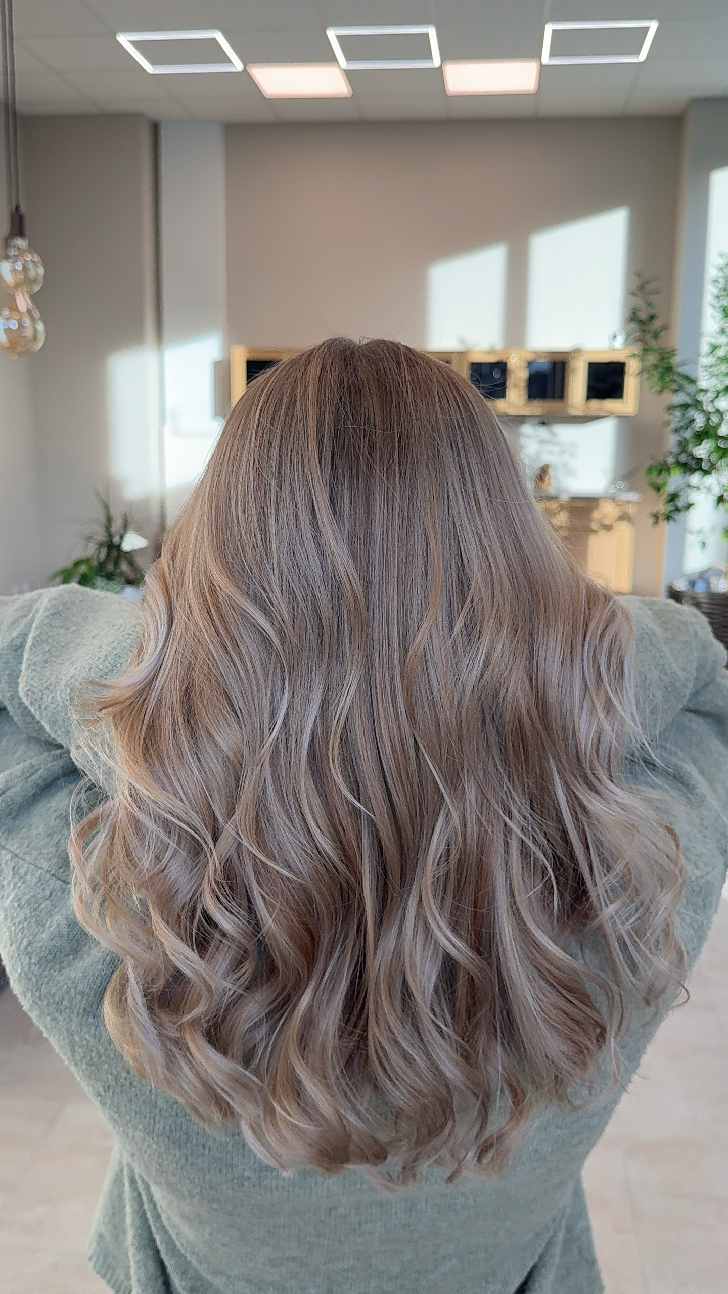 Askblond färg med mjuk styling